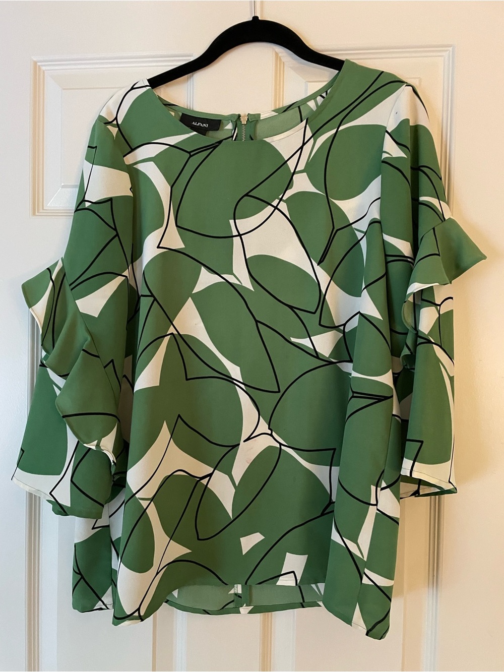 Alfani Green and White Abstract Leaf Print Ruffle-Sleeve Blouse